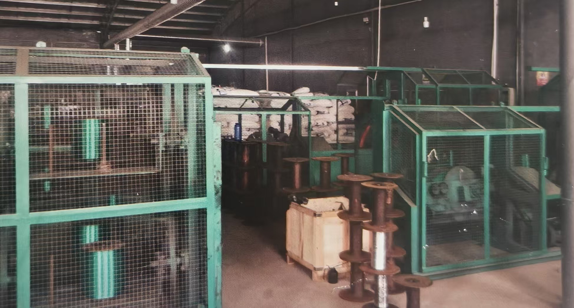 Rope forming machines with bobbins